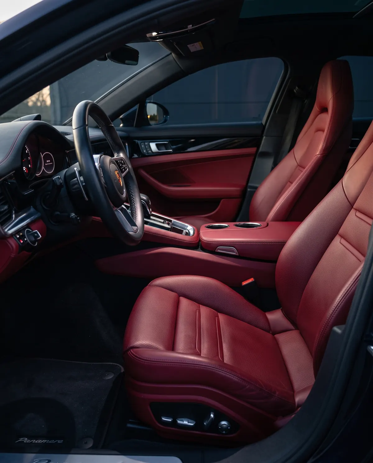 Asientos de cuero burdeos del Porsche Panamera Executive