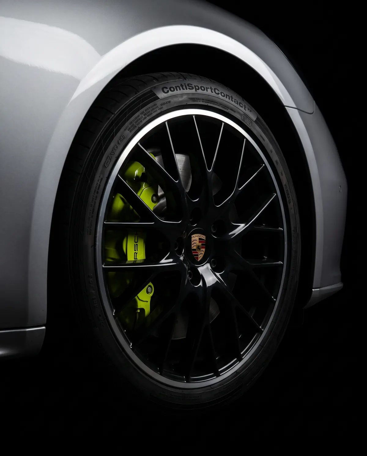 Llanta de 21 pulgadas y pinza de freno verde ácido del Porsche Panamera Sport Turismo