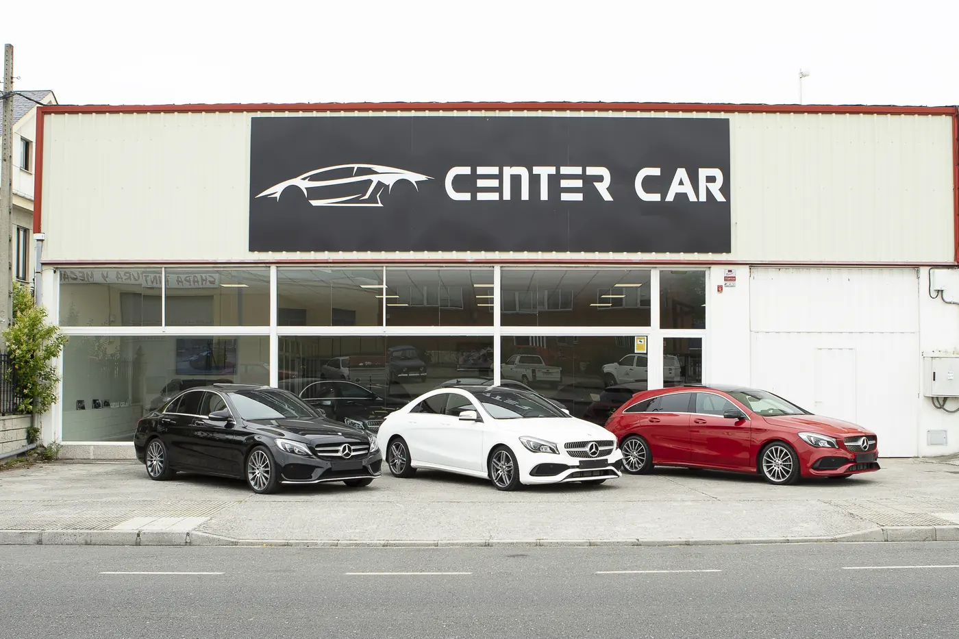 Fachada de Center Car con coches aparcados delante